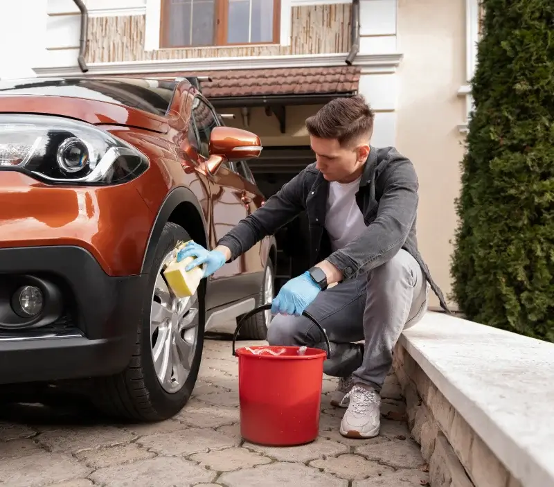 Lavage auto à domicile Bignan : professionnel intervenant sur un véhicule